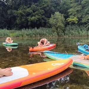 vrouw doet supyoga op bosvijver zandhove bos in Zwolle