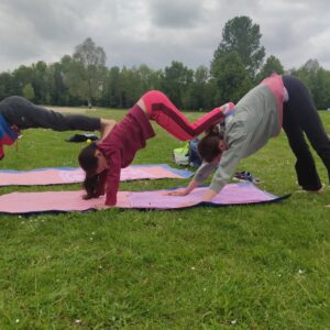 Moeder met 2 kinderen doen ouderkindyoga