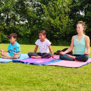 Mediteren. Moeder en kinderen aan de ouderenkindyoga