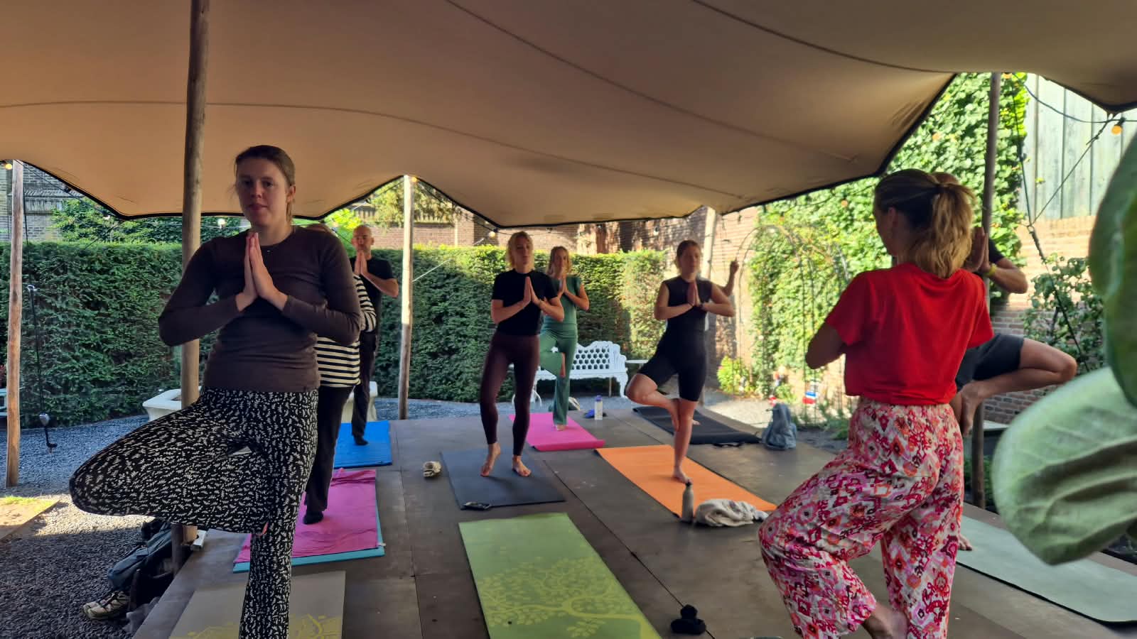 Zomeryoga in tuin ANNO